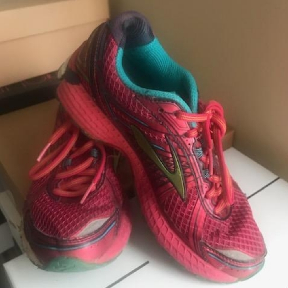 Brooks tennis shoes